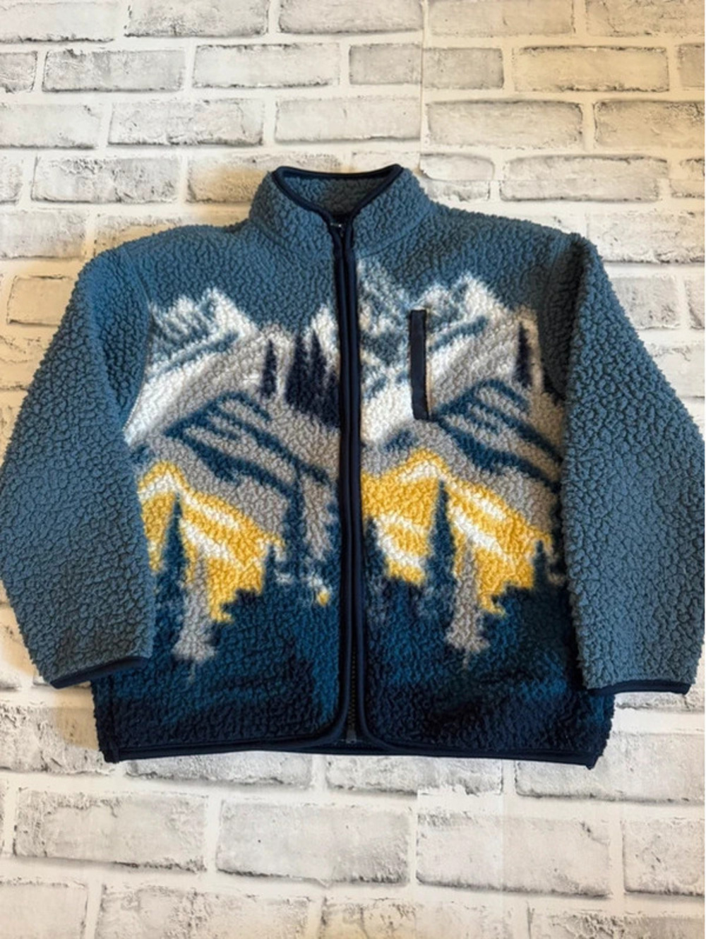 Boy’s Old Navy fuzzy fleece full zip mountain jacket size 6/7